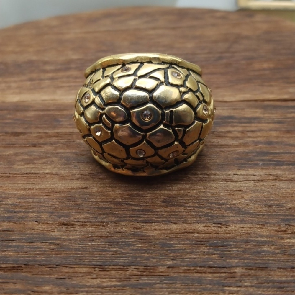 Tahari Gold tone cobblestone chunky estate ring size 6.5 R314‎